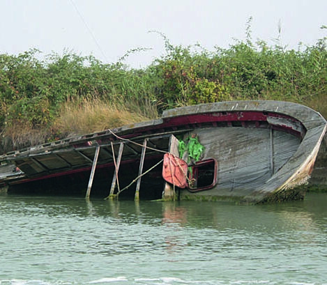 Ravenna, via barche e capanni affondati dalla pialassa Ravenna, via barche e capanni affondati dalla pialassa
