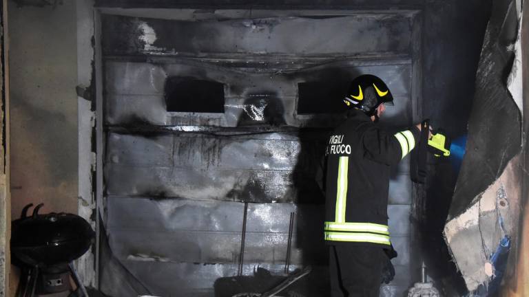Rimini, incendio doloso in una casa in via Padulli: le telecamere inquadrano due soggetti in fuga VIDEO GALLERY Rimini, incendio doloso in una casa in via Padulli: le telecamere inquadrano due soggetti in fuga VIDEO GALLERY