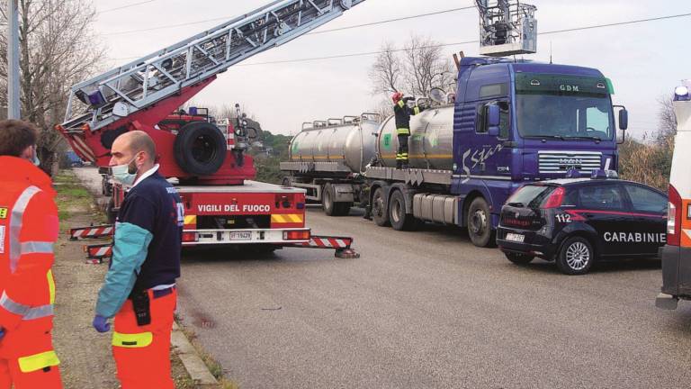 Camionista trovato senza vita nella cisterna del tir Camionista trovato senza vita nella cisterna del tir