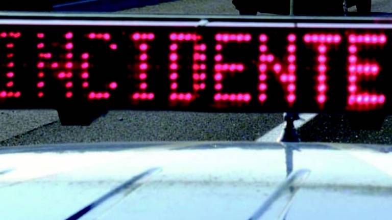 Tre macchine in corsa centrate sull'A 14 da un pezzo di lamiera Tre macchine in corsa centrate sull'A 14 da un pezzo di lamiera