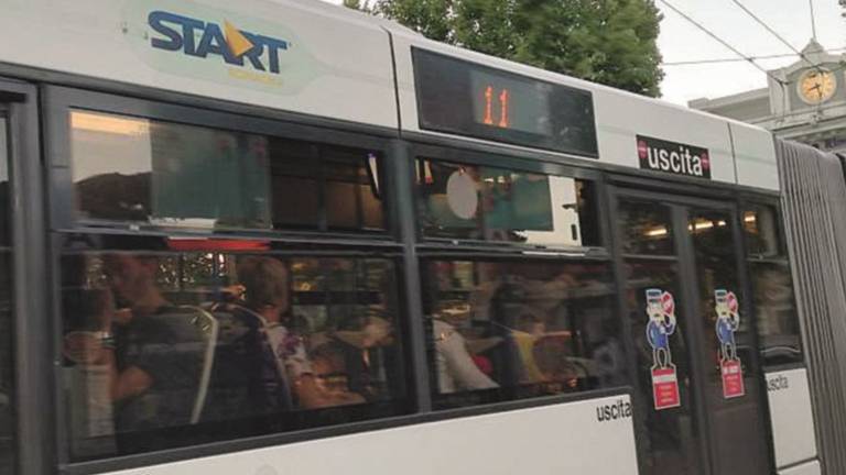 Rimini, immigrato blocca un borseggiatore dentro al bus e lo fa arrestare Rimini, immigrato blocca un borseggiatore dentro al bus e lo fa arrestare
