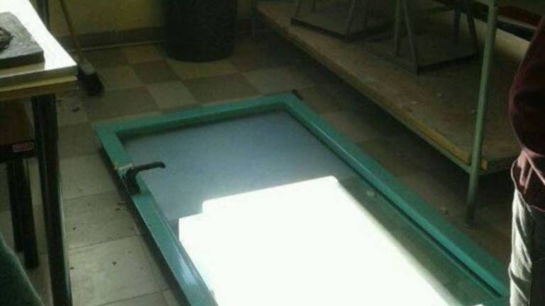 Crolla una finestra in un'aula del Serpieri Crolla una finestra in un'aula del Serpieri