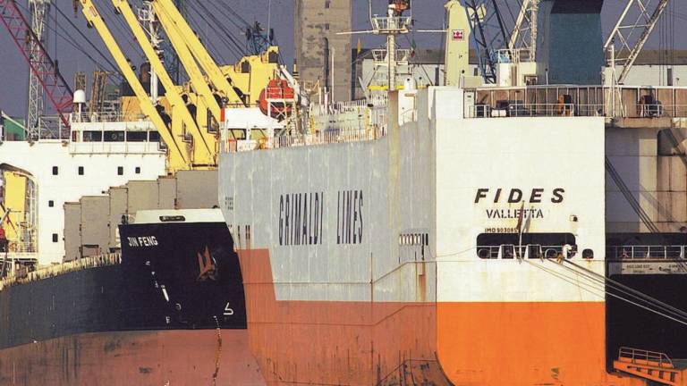 Finisce col carrello tra le rampe della nave Finisce col carrello tra le rampe della nave