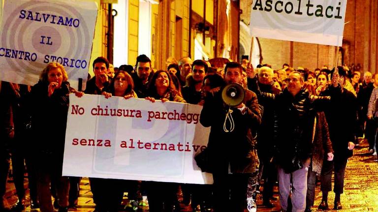 Cento in marcia fino al Palazzo per i parcheggi Cento in marcia fino al Palazzo per i parcheggi