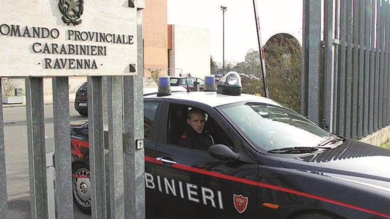 Esplode davanti ai passanti Esplode davanti ai passanti
