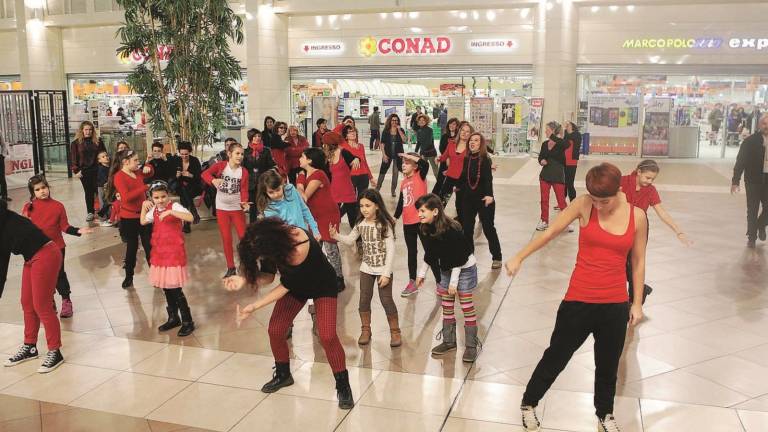 Flash-mob mondiale al Montefiore contro la violenza di genere Flash-mob mondiale al Montefiore contro la violenza di genere