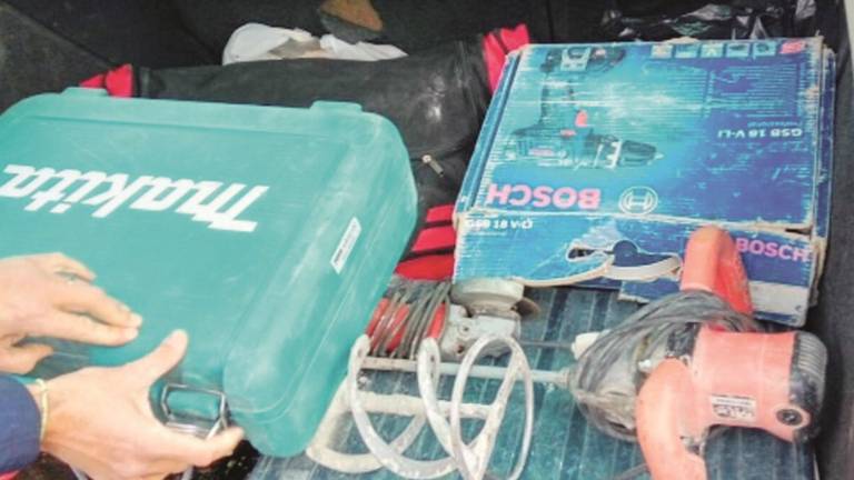 Attrezzatura edile rubata a Forlì. Recuperata in un'auto diretta al sud Attrezzatura edile rubata a Forlì. Recuperata in un'auto diretta al sud
