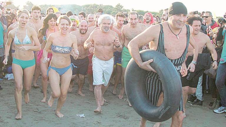 Il tour de force della Befana tra ospedali, piazze e spiaggia Il tour de force della Befana tra ospedali, piazze e spiaggia