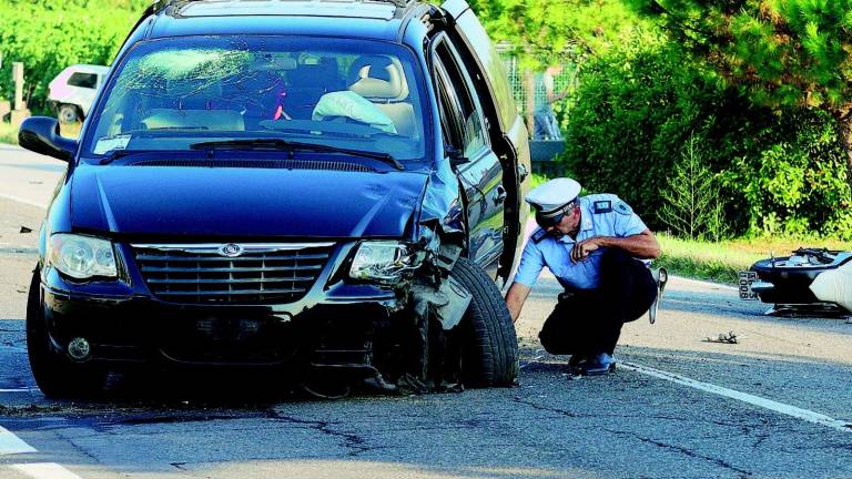Violento frontale tra una maxi moto e un'auto Violento frontale tra una maxi moto e un'auto