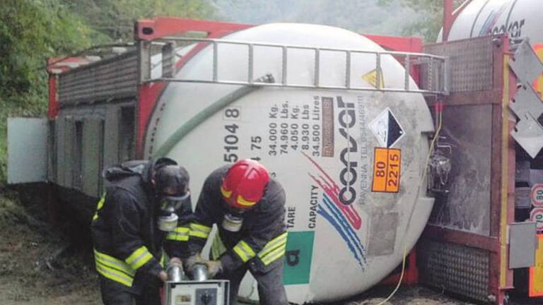 Camion si ribalta, traffico e paura Camion si ribalta, traffico e paura