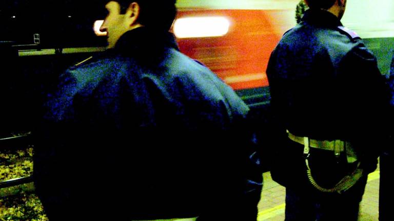 Spinge l'ex e la rivale incinta sui binari Spinge l'ex e la rivale incinta sui binari