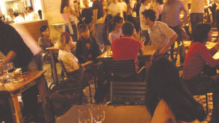 Rissa alla vecchia pescheria, aggredito titolare di un locale: due arresti Rissa alla vecchia pescheria, aggredito titolare di un locale: due arresti