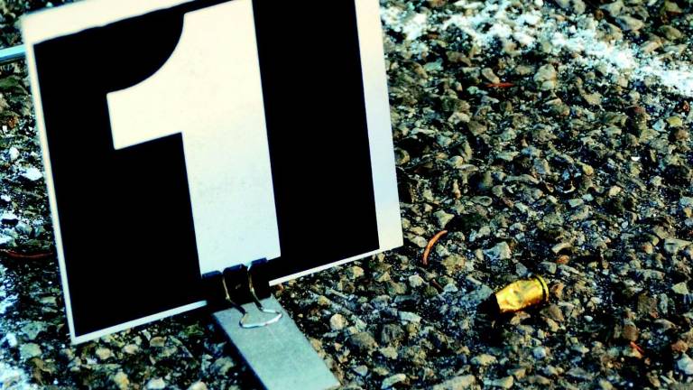 Due colpi di pistola contro la finestra di un ufficio Due colpi di pistola contro la finestra di un ufficio