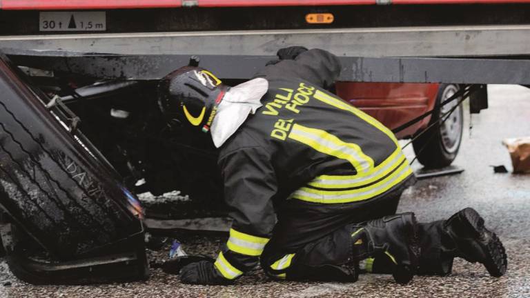 Auto sotto un rimorchio, muore 22enne Auto sotto un rimorchio, muore 22enne