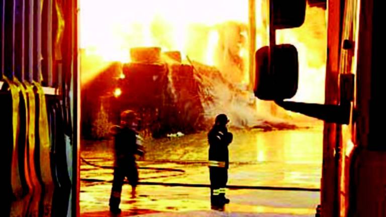 Sicem, incendio si divora 6mila tonnellate di rotoballe Sicem, incendio si divora 6mila tonnellate di rotoballe