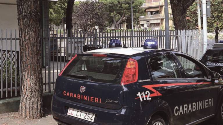 Sparano contro un'auto parcheggiata Sparano contro un'auto parcheggiata
