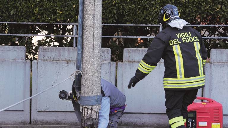 Rimosso palo di cemento a rischio crollo Rimosso palo di cemento a rischio crollo