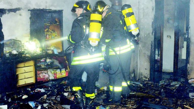 Casa devastata dalle fiamme, salvato disabile Casa devastata dalle fiamme, salvato disabile