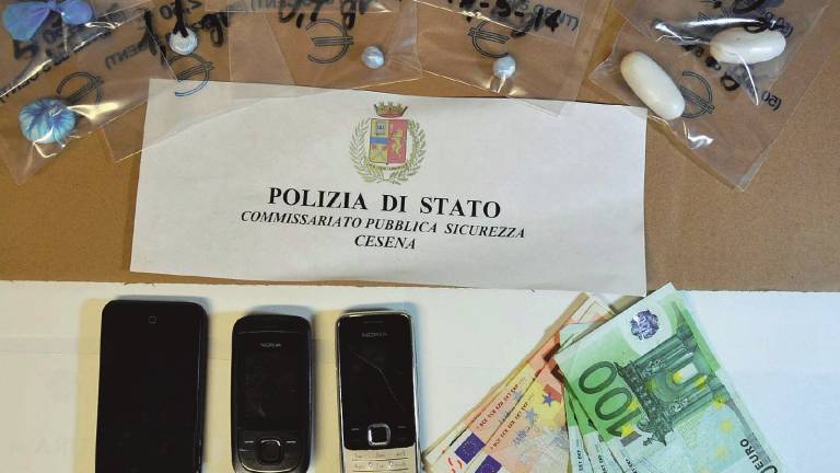 Inghiotte droga all'arrivo della polizia Inghiotte droga all'arrivo della polizia
