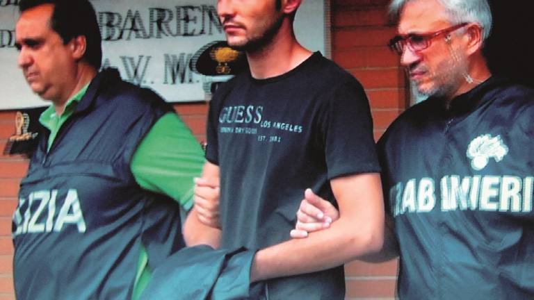 Uccise il figlio con un colpo di pistola: ora la madre controlla che non esca di casa Uccise il figlio con un colpo di pistola: ora la madre controlla che non esca di casa