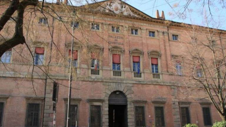 Evita il carcere e sviene in aula Evita il carcere e sviene in aula
