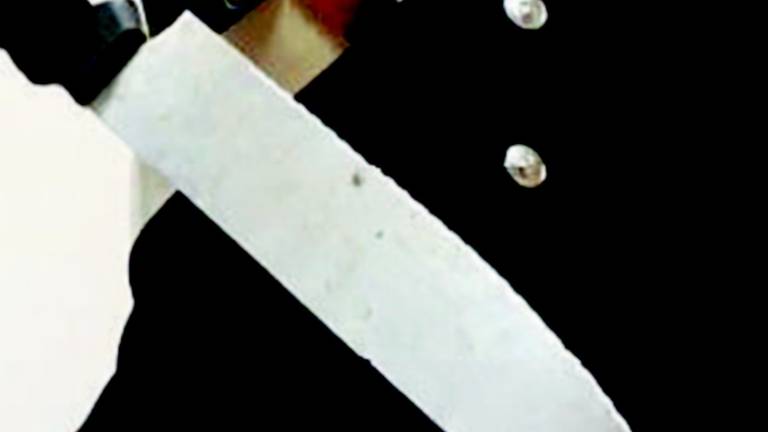 Si presenta all'Inail con un coltello Si presenta all'Inail con un coltello