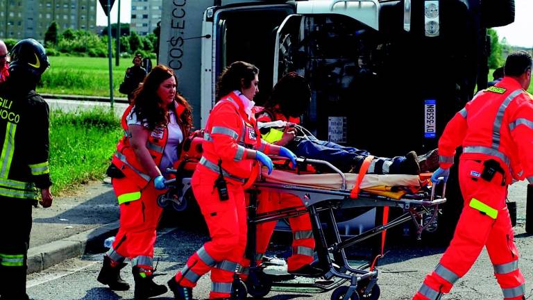 Un camion del pattume si ribalta alla rotonda Un camion del pattume si ribalta alla rotonda