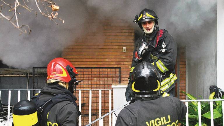 Incendio distrugge un appartamento Incendio distrugge un appartamento