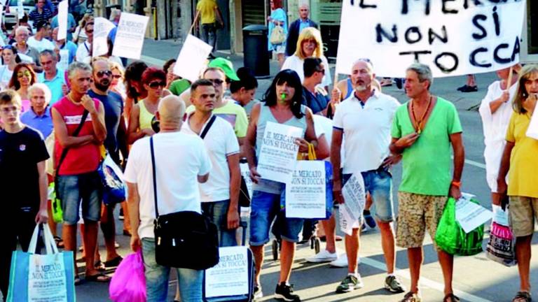 Piazza Tre Martiri sulle barricate: raccolta di firme contro il mercato Piazza Tre Martiri sulle barricate: raccolta di firme contro il mercato