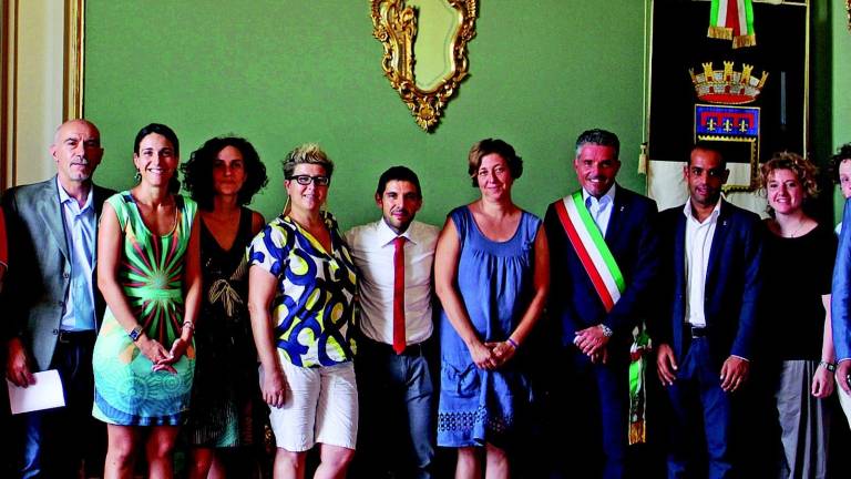 Consegnati a Barbara Monachesi duemila euro raccolti dal Consiglio comunale per aiutare il popolo nepalese Consegnati a Barbara Monachesi duemila euro raccolti dal Consiglio comunale per aiutare il popolo nepalese
