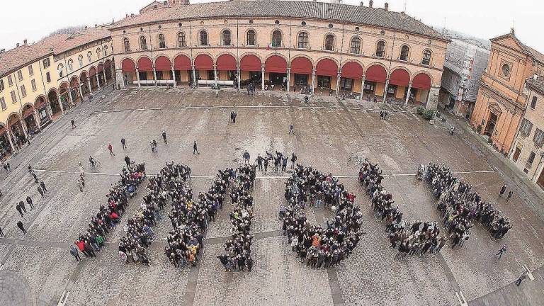 Dalla piazza di Facebook a quella reale Dalla piazza di Facebook a quella reale