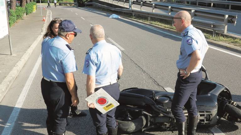 Perde il controllo dello scooter e si schianta Perde il controllo dello scooter e si schianta