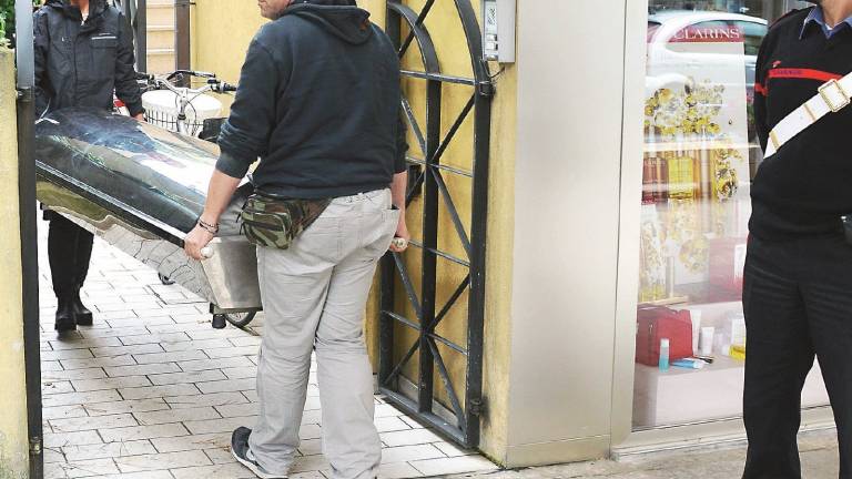Strozzata dall'uomo che diceva di amarla Strozzata dall'uomo che diceva di amarla