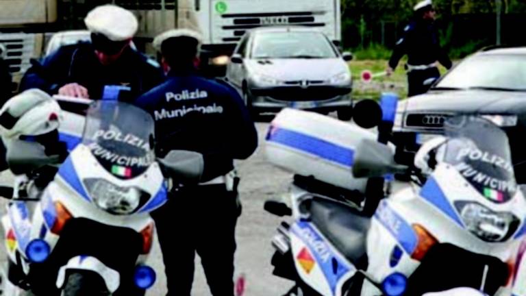 Alla guida senza patente, vanno a sbattere Alla guida senza patente, vanno a sbattere