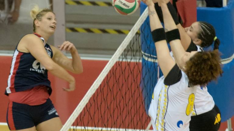 L'Olimpia Cmc Ravenna festeggia il salto in A2 L'Olimpia Cmc Ravenna festeggia il salto in A2