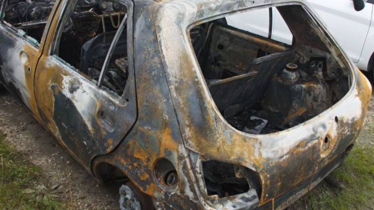 Parroco nel mirino dei vandali:auto a fuoco davanti alla canonica Parroco nel mirino dei vandali:auto a fuoco davanti alla canonica
