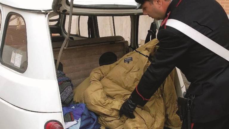 Tradito dagli occhi azzurri e dagli abiti che indossava Tradito dagli occhi azzurri e dagli abiti che indossava