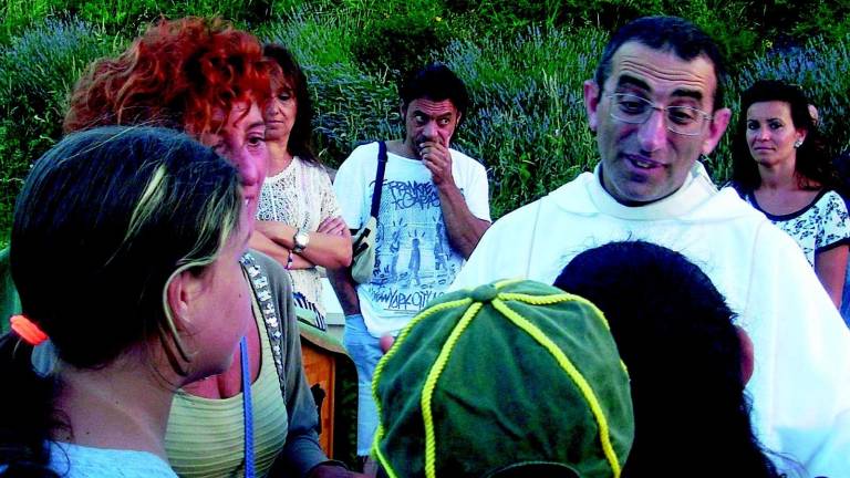 Don Concetto, l'abbraccio infinito, tantissima gente per il saluto al parroco Don Concetto, l'abbraccio infinito, tantissima gente per il saluto al parroco