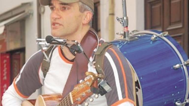 Cantano con l'amplificatore musicisti multati Cantano con l'amplificatore musicisti multati