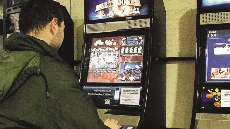 Sala giochi aperta al pubblico, la polizia la chiude per 5 giorni Sala giochi aperta al pubblico, la polizia la chiude per 5 giorni