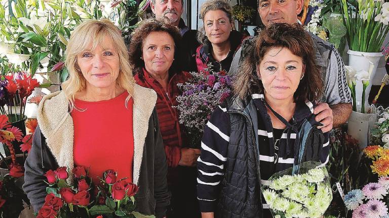 Sulle tombe solo fiori finti: i fiorai pronti a chiudere Sulle tombe solo fiori finti: i fiorai pronti a chiudere