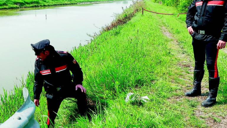 Raccoglie verdure sull'argine, cade nel canale e muore Raccoglie verdure sull'argine, cade nel canale e muore