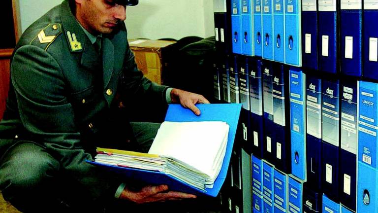Scuola, Finanza a caccia dei finti poveri Scuola, Finanza a caccia dei finti poveri