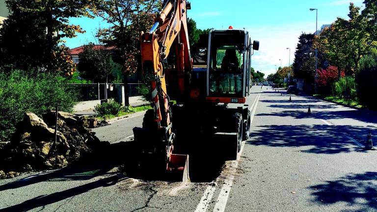Lavori alle fogne, strada sfondata Lavori alle fogne, strada sfondata