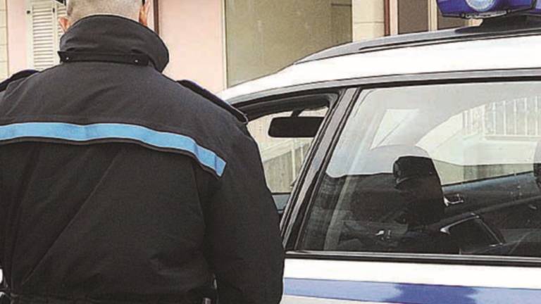 Lui si suicida: lei ruba una pistola e si spara davanti a tutti Lui si suicida: lei ruba una pistola e si spara davanti a tutti