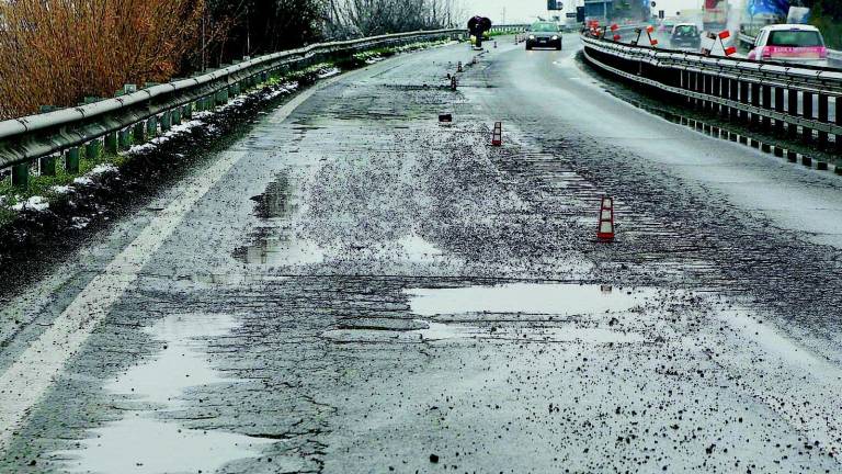 La superstrada degli scandali ora ha 22 ditte sotto indagine La superstrada degli scandali ora ha 22 ditte sotto indagine