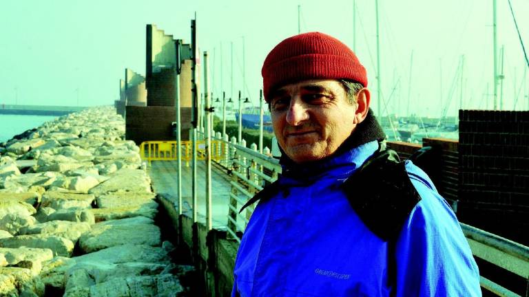 Si getta in mare e salva una donna Si getta in mare e salva una donna