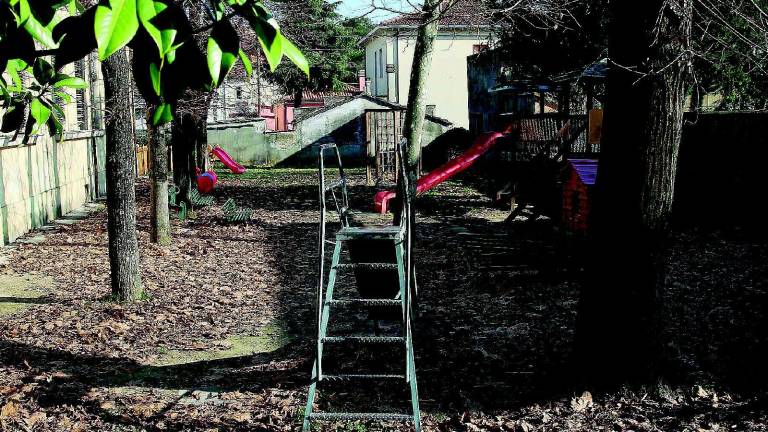 Fuori pericolo il bimbo impiccato con la sciarpa Fuori pericolo il bimbo impiccato con la sciarpa