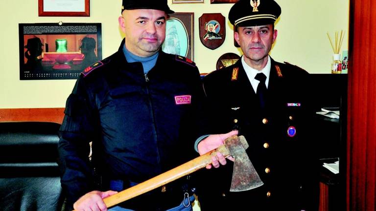 Ferisce il fratello con un colpo di accetta Ferisce il fratello con un colpo di accetta
