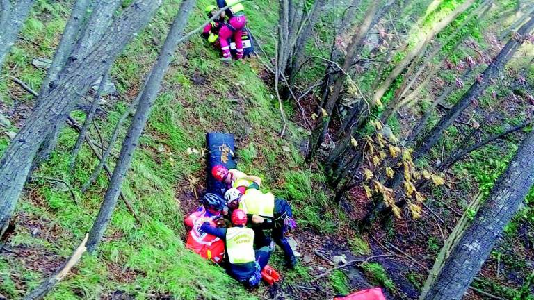 In bici in mezzo al bosco cade e scivola nel dirupo In bici in mezzo al bosco cade e scivola nel dirupo